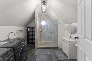 Een douche, een haardroger, handdoeken, zeep