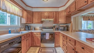 Kylskåp, mikrovågsugn, spishäll och diskmaskin