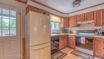 Geladeira, micro-ondas, cooktop, lava-louças