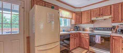 Geladeira, micro-ondas, cooktop, lava-louças