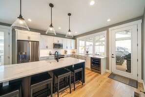 Fridge, microwave, oven, stovetop - Bella Vista at Chelan Lookout Vacation Rentals (Chelan)