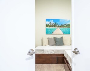 2 Schlafzimmer, Schreibtisch, Bügeleisen/Bügelbrett, Reisekinderbett