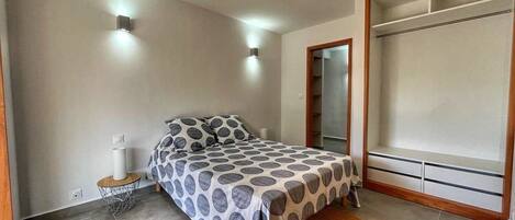 1 chambre, fer et planche Ă repasser, Wi-Fi gratuit, draps fournis