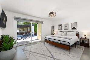 5 Schlafzimmer, Schreibtisch, Bügeleisen/Bügelbrett, Reisekinderbett