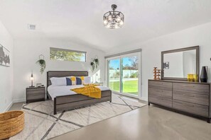 5 bedrooms, desk, iron/ironing board, travel cot