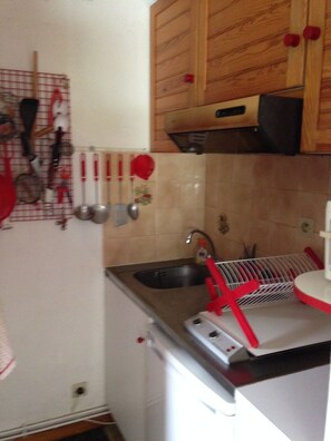 Frigorifero, microonde, forno, piano cottura