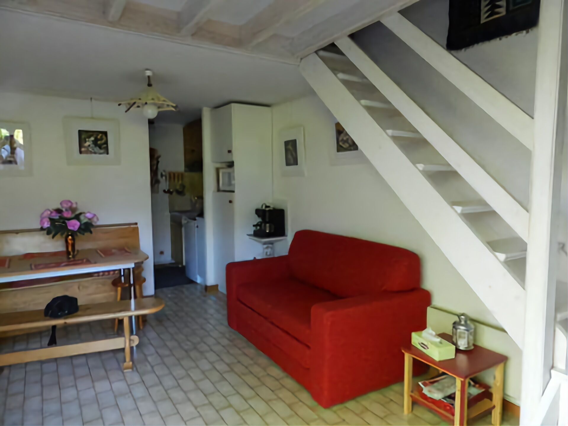 Een televisie, een dvd-speler, boeken en een stereo