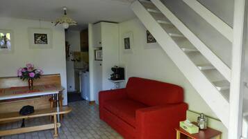 Fernseher, DVD-Player, Bücher, Stereoanlage