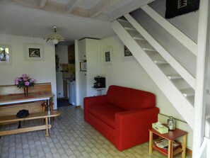 Fernseher, DVD-Player, Bücher, Stereoanlage