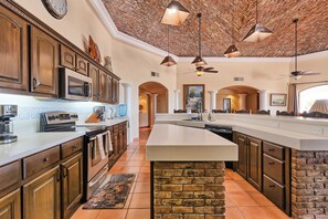 Mikrobølgeovn, kokeplater, oppvaskmaskin og kaffetrakter/tekoker