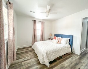 3 bedrooms, desk, iron/ironing board, travel cot - Historic home by Dogwood Lake/Glendale (Montgomery)