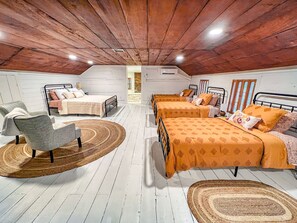 3 soverom, skrivebord, strykejern/-brett og reiseseng for barn