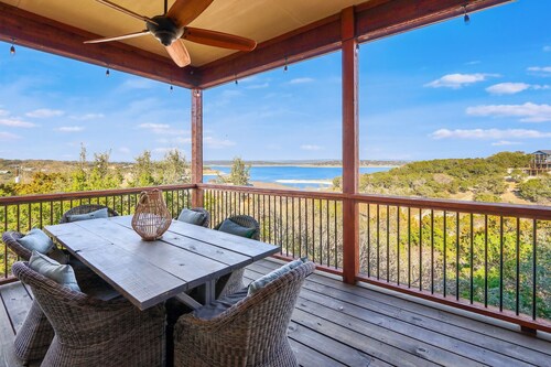 Riviera Lake House I Lake access, stargazing, family fun