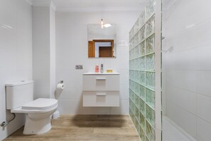 Bathtub, towels