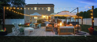 Hot Tub & Big Yard, Short Drive to Beaches & Newport. Close to Narragansett, RI.