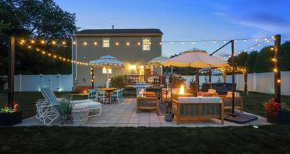 Hot Tub & Big Yard, Short Drive to Beaches & Newport. Close to Narragansett, RI.