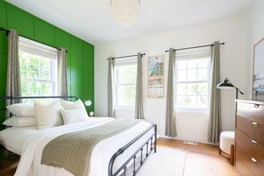 5 bedrooms, iron/ironing board, free WiFi, bed sheets