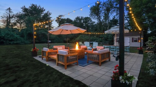 Hot Tub & Big Yard, Short Drive to Beaches & Newport. Close to Narragansett, RI.