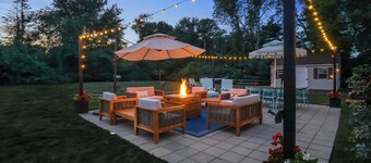 Hot Tub & Big Yard, Short Drive to Beaches & Newport. Close to Narragansett, RI.