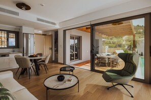 Villa de lujo | Zona de estar | Smart TV de 45 pulgadas con canales por satélite, una televisión