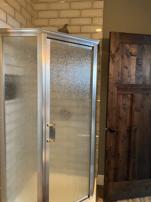 Shower, hair dryer, towels, soap - Valley View Mountain Getaway! Four Seasons of Fun! (Inkom)
