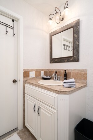 Casa, varias camas, patio, vista a la ciudad | Baño