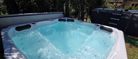 Bain à remous extérieur