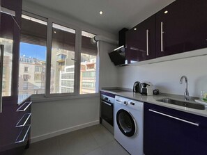 冷蔵庫、電子レンジ、オーブン、コンロ