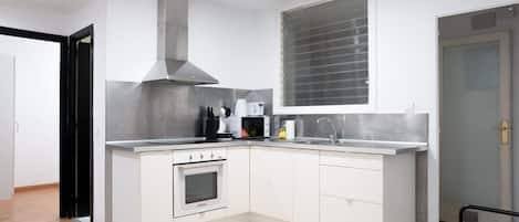 Kühlschrank, Mikrowelle, Ofen, Herdplatte
