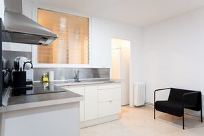 冷蔵庫、電子レンジ、オーブン、コンロ