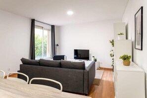 TV, offices - Plaza Catalunya quiet and comfortable 3BD for Families (Barcelona)
