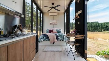 Jääkaappi, liesi, keittoastiat/astiat/ruokailuvälineet