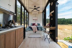 冷蔵庫、コンロ、調理器具と食器