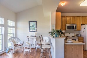 Interior - 4 bedroom Dog Friendly home with community pool (Ocean View)