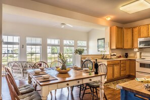 Fridge, microwave, dishwasher, coffee/tea maker - 4 bedroom Dog Friendly home with community pool (Ocean View)