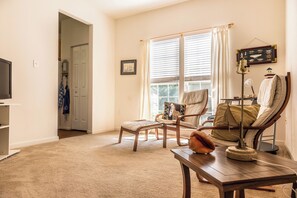 TV - 4 bedroom Dog Friendly home with community pool (Ocean View)