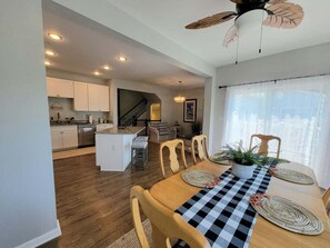 Dining - Large 4 bedroom with community pool access - short drive to the beach (Millville)