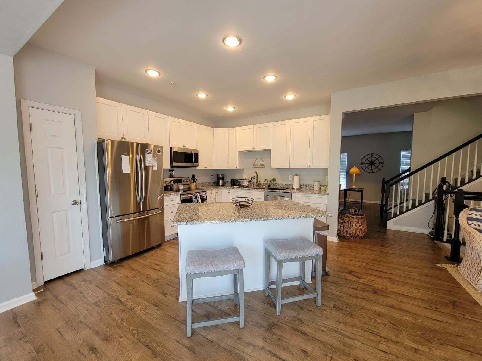 冷蔵庫、電子レンジ、オーブン、コンロ