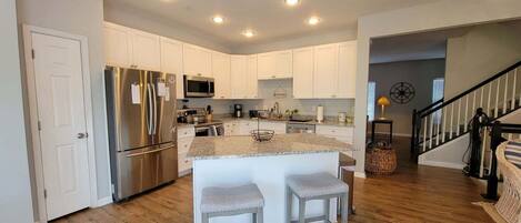 Frigorífico, microondas, horno y placa de cocina