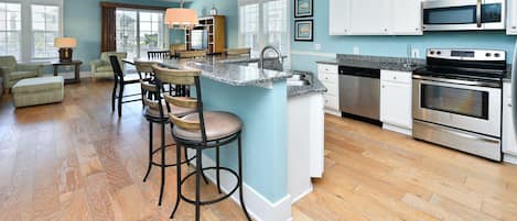 Kjøleskap, mikrobølgeovn, kokeplater og oppvaskmaskin