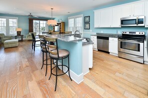 Kjøleskap, mikrobølgeovn, kokeplater og oppvaskmaskin