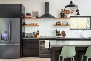 Réfrigérateur, four à micro-ondes, un four, surface de cuisson