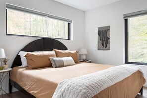 3 sovrum, skrivbord, strykjärn/strykbräda och resesäng