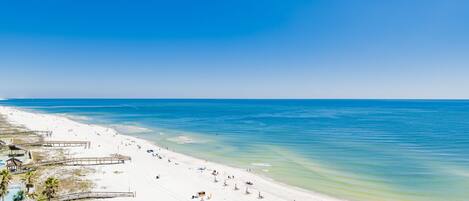 En la playa, sillas reclinables de playa, toallas de playa