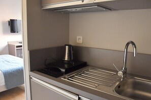 Fridge, microwave, stovetop - Modern Couple Stay in Lyon Docklands (Lyon)