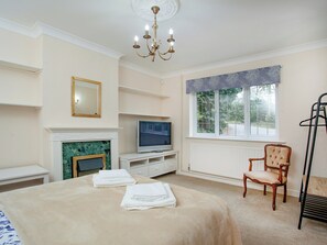 5 bedrooms, free WiFi, bed sheets