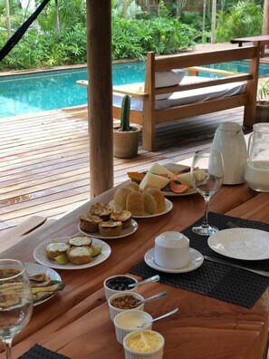 Free daily buffet breakfast