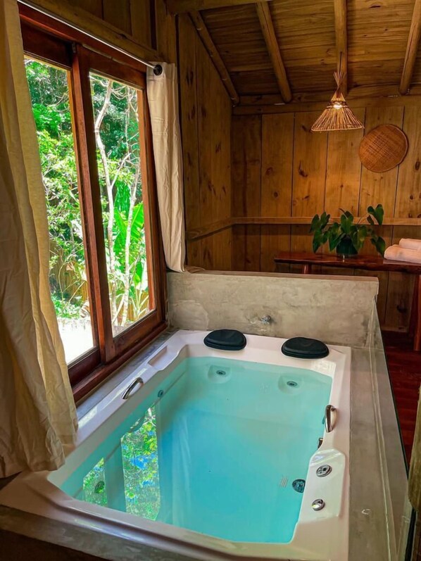 Luxury Suite | Private spa tub