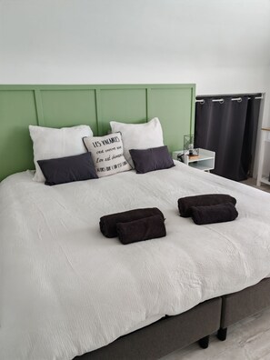 4 bedrooms, desk, iron/ironing board, travel crib