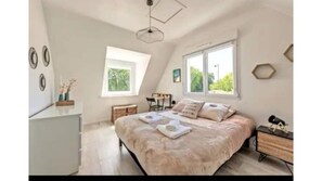 4 dormitorios, escritorio, tabla de planchar con plancha y cuna de viaje